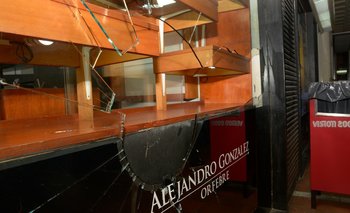 Rompieron la vidriera de una orfebrería y se llevaron aros, pulseras y anillos por $ 30 mil
