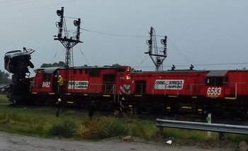 Se quedÃ³ sin frenos, saltÃ³ del camiÃ³n y evitÃ³ que un tren lo arrollara