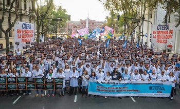 El salario de los docentes argentinos "es uno de los más bajos del mundo", según un informe