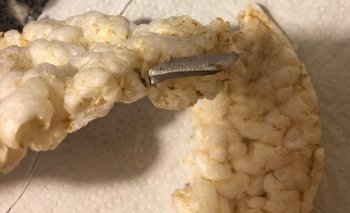 Encontró un pedazo de cuchilla incrustado en una galleta de arroz