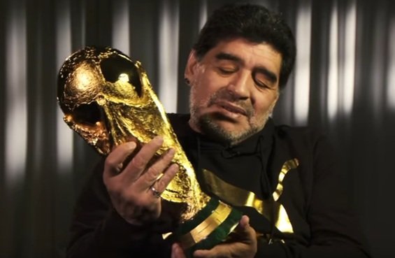 Diego Maradona se reencontró con la Copa del Mundo de la FIFA