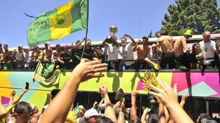 Una Multitud Recibio Al Plantel De Defensa Y Justicia Campeon De La Sudamericana