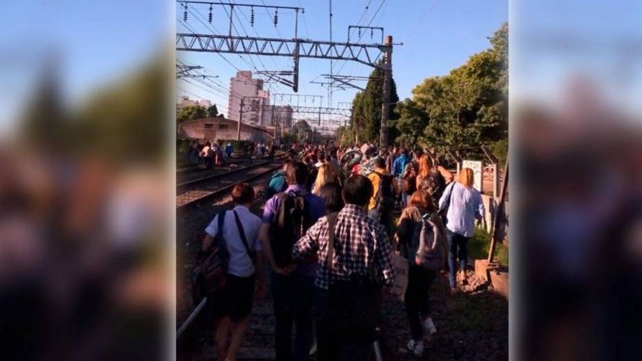 Viajaban arriba del techo del tren, recibieron una descarga de 25.000