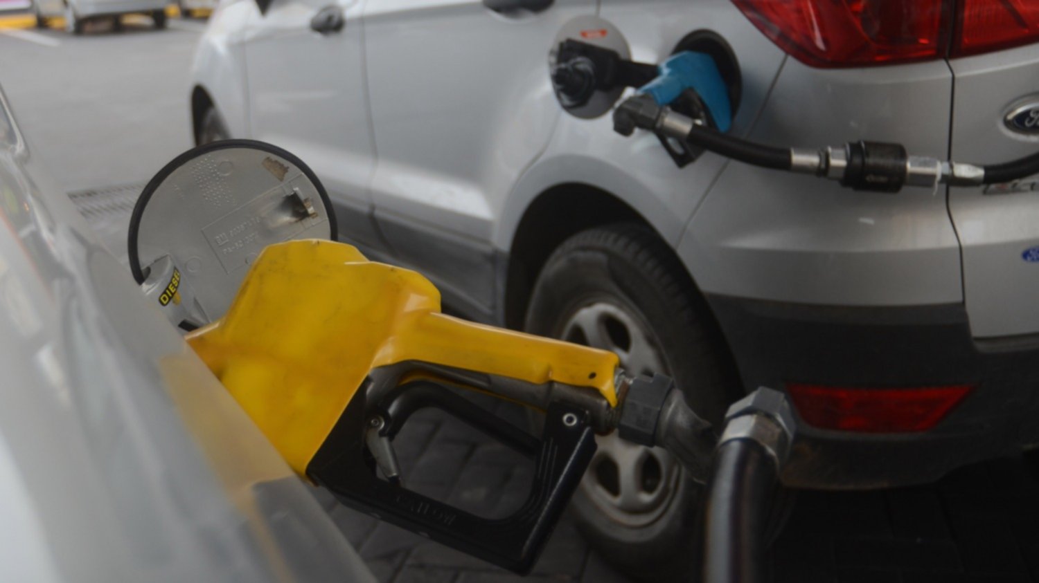 Desde hoy domingo, YPF también aumentará el precio de sus combustibles