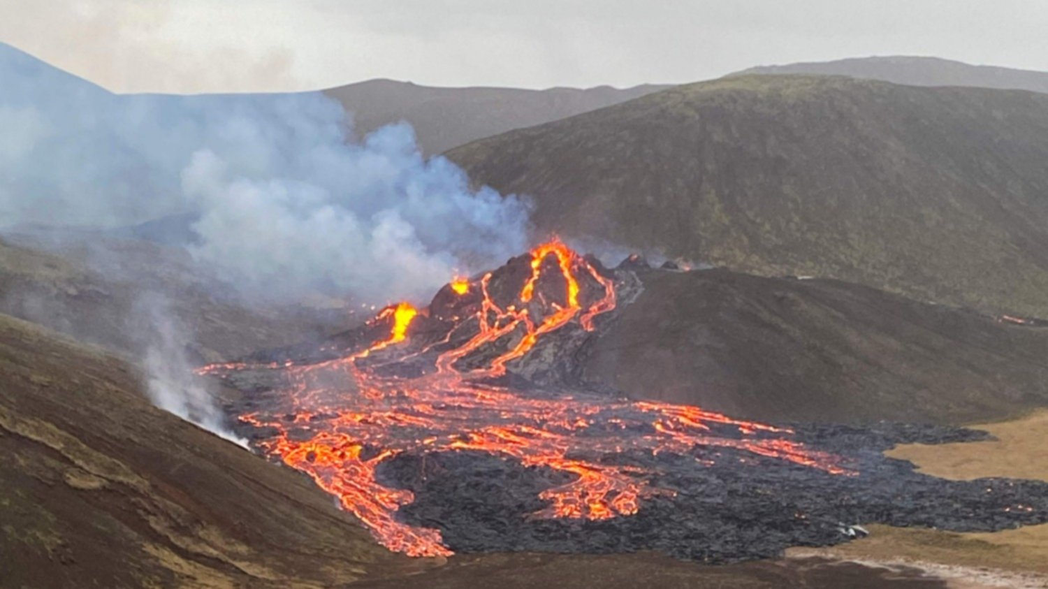 Un río de lava fluye en Islandia tras la erupción de un volcán por primera  vez en 800 años