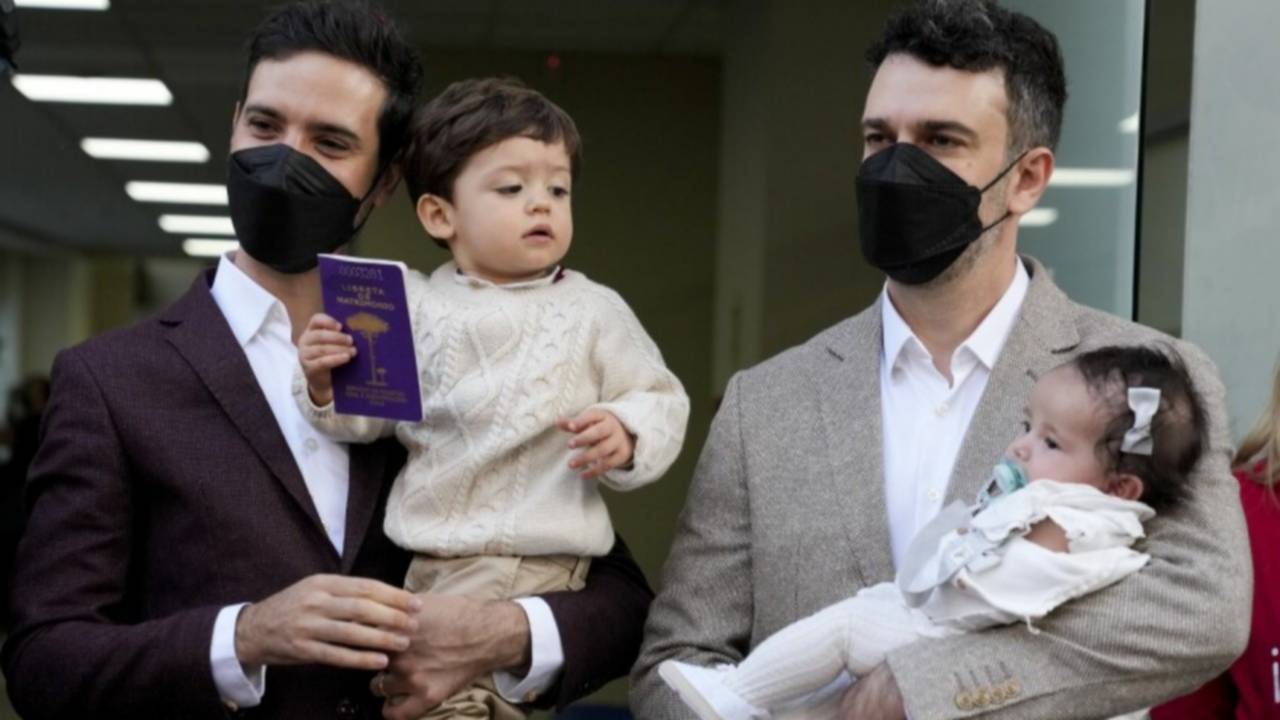 Se celebró el primer matrimonio igualitario en Chile: "Ser los primeros es un honor, un orgullo"