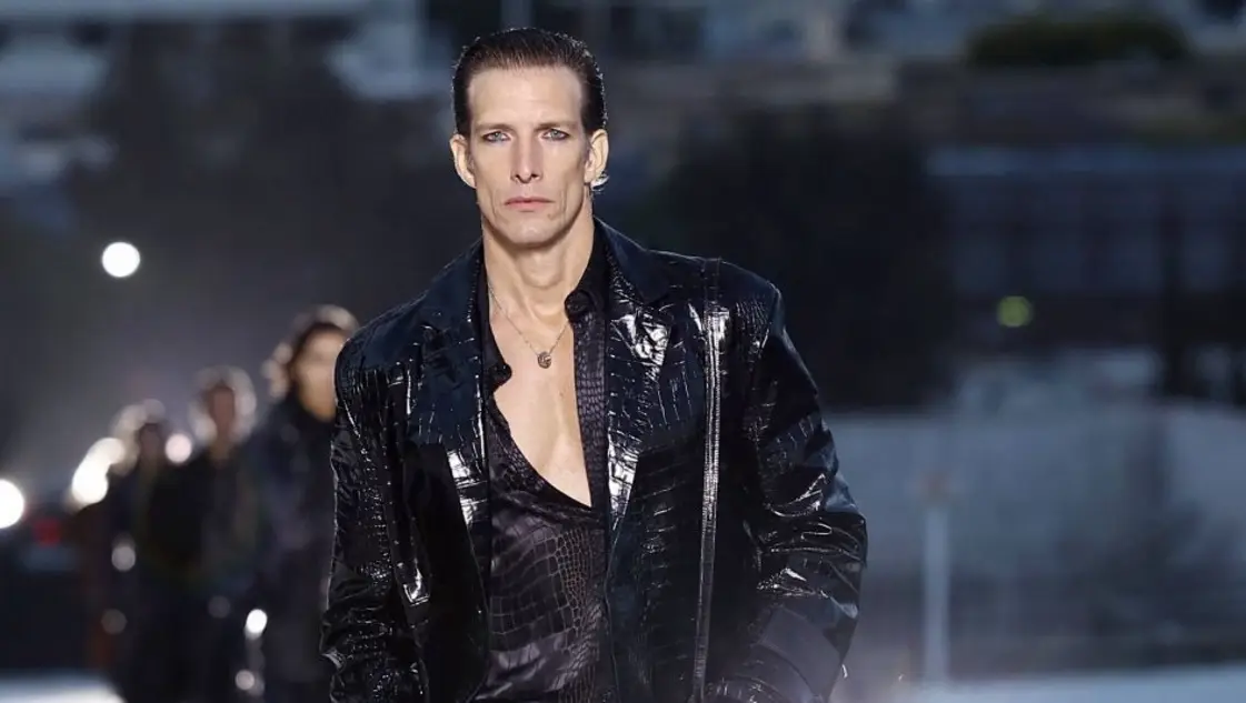 Iván de Pineda volvió a desfilar para Versace y causó furor