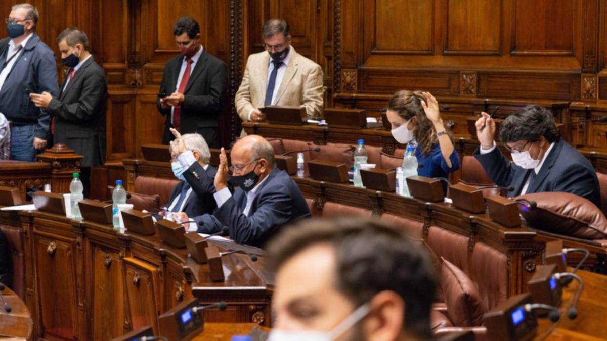 Uruguay: el Senado debate castigar con hasta dos años de prisión la violación de la cuarentena