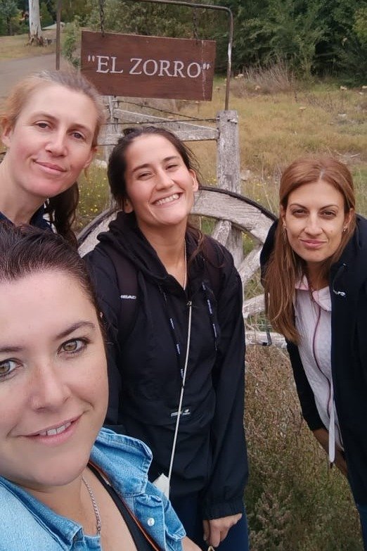 Luciana (izq.), Ivana, Manuela y Soledad con las maestras de la EP Nº 40 y JIRIMM Nº 2.