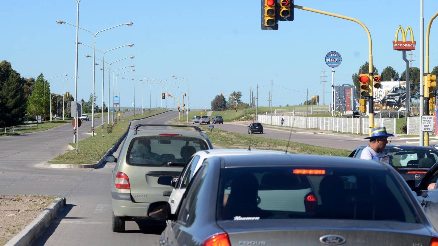 Un Automovil Esta Parado Ante Un Semaforo