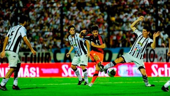 En un partido histórico, Liniers perdió ante River Plate 2-0 por ...