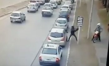 Video: iban en moto e intentaron robarle a una mujer en el ingreso al shopping