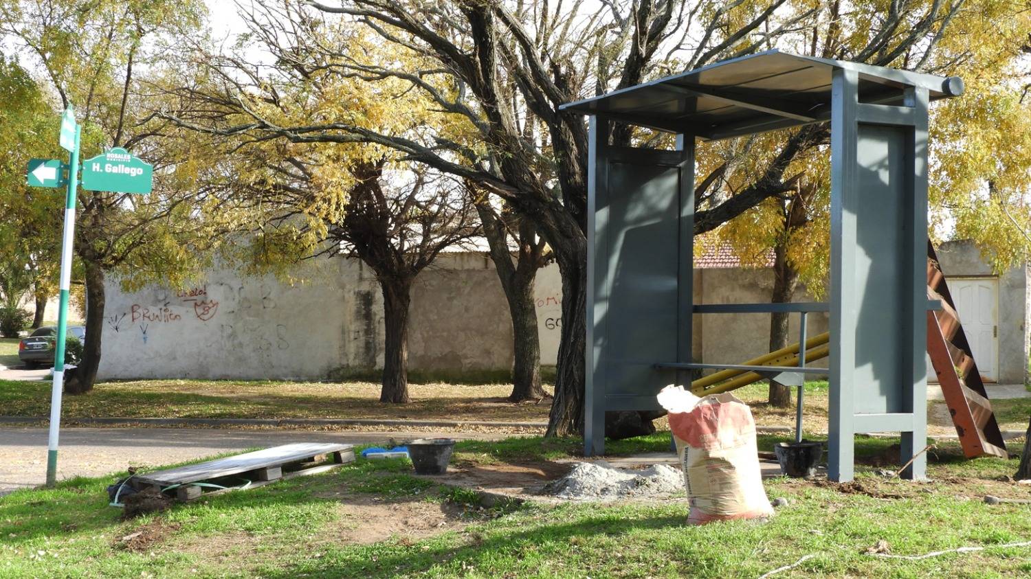 Comenzaron a colocar refugios en paradas de colectivos