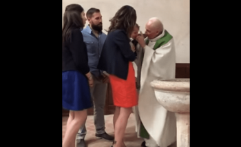 Video: un cura le pegó un cachetazo a un bebé que lloraba en pleno bautismo