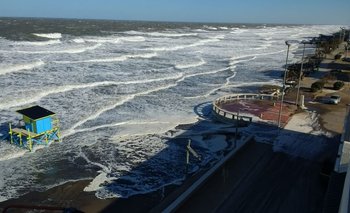 Monte Hermoso: por el intenso viento sur, el mar llegó a la rambla e invadió la costanera