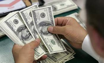 Empujado por una firme demanda, el dólar volvió a superar los $ 28 