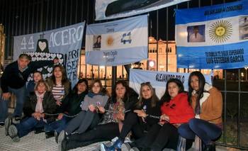 ARA San Juan: familiares de los tripulantes se encadenaron para pedir que retomen la búsqueda