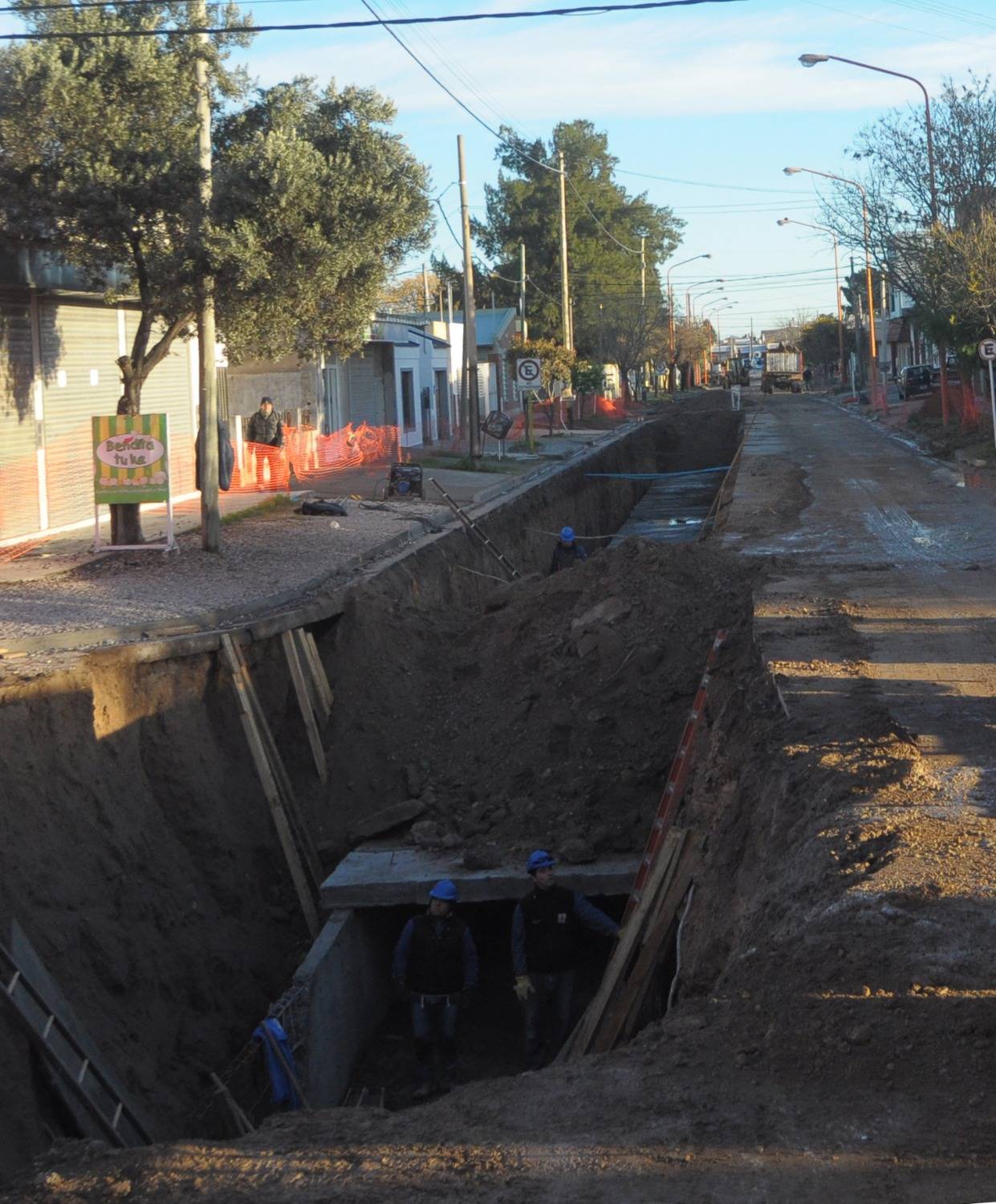 Avanza a paso firme la obra de desagües pluviales en un barrio de Bahía