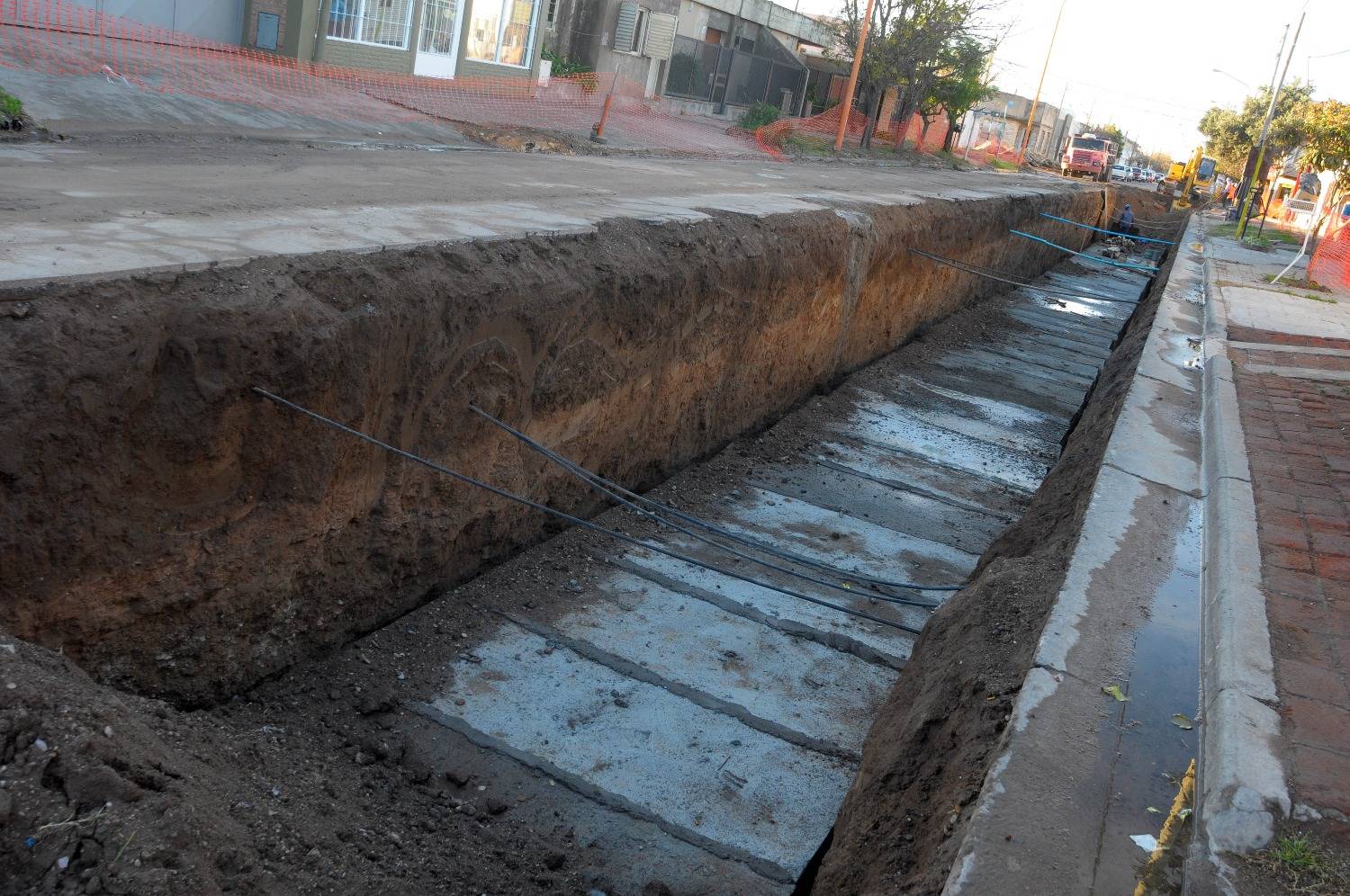 Avanza a paso firme la obra de desagües pluviales en un barrio de Bahía