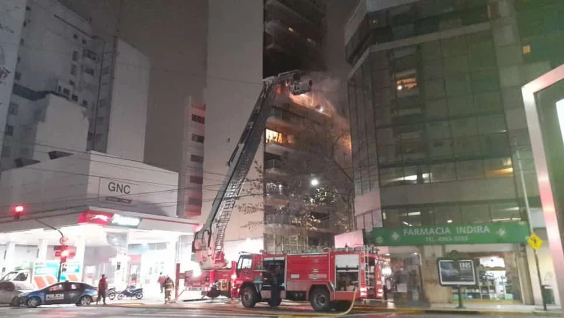 Impresionante incendio en un edificio de Recoleta: hay cinco muertos y al menos 18 heridos - La Nueva