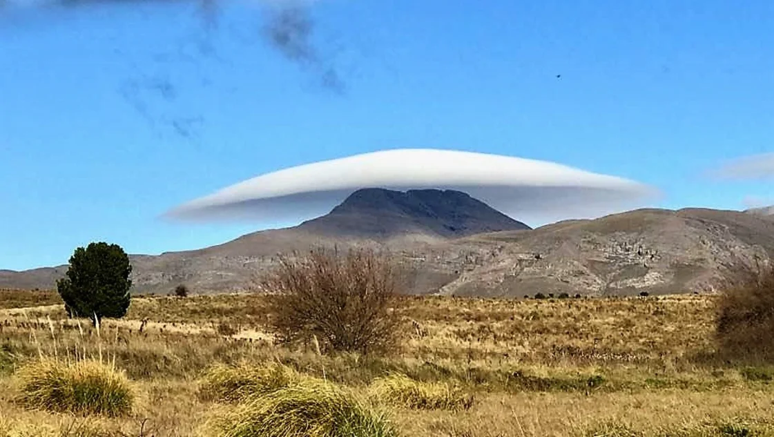 ¿Un sombrero o un ovni? Las fotos de una curiosa nube sobre el cerro Tres Picos