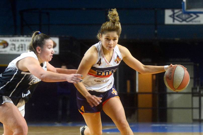 Ana Liz Carcas on the court