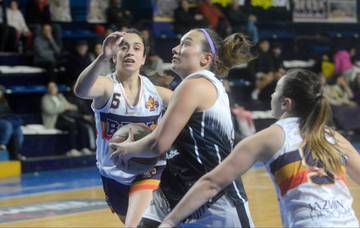 Juliana Brossard on the court