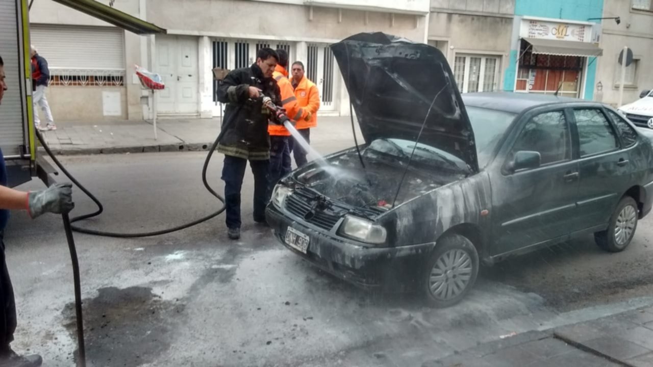 Se Incendió El Motor De Un Auto Y No Hubo Heridos