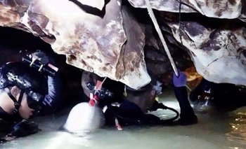 Rescate en Tailandia: ya sacaron a 11 de los 12 chicos atrapados en la cueva