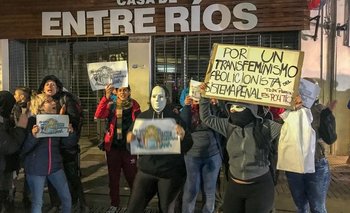 Un grupo de 30 mujeres reclamó frente a la Casa de Entre RÃos la liberación de Nahir GalarzaÂ