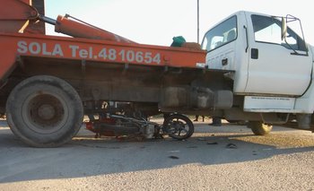 Un hombre tuvo que ser trasladado tras chocar su moto contra un camión