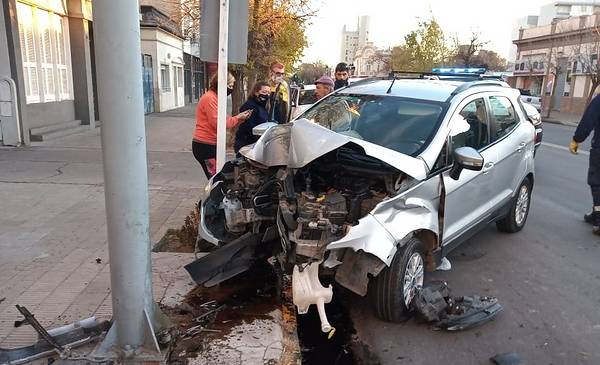 Una camioneta quedó destrozada luego de chocar en plena Avenida Colón - Vimarsana News