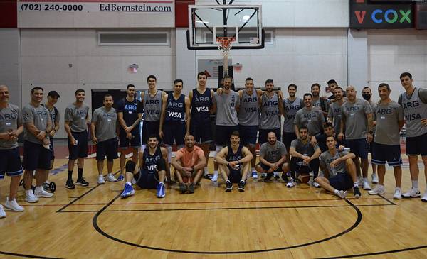 Manu Ginóbili visitó al plantel de la selección argentina - Vimarsana News