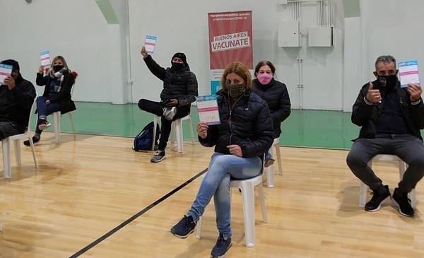 Más de 500 personas fueron a los clubes Pacífico y Villa Mitre para vacunarse - Vimarsana News