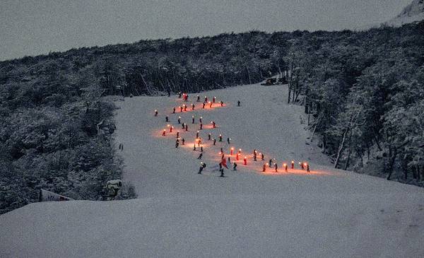 Ushuaia tuvo su tradicional bajada de antorchas en la nieve del cerro Krund - Vimarsana News