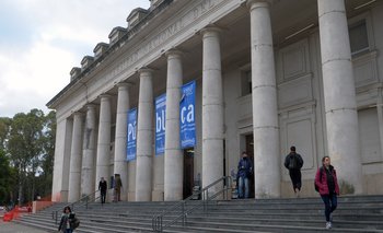 Docentes universitarios paran toda la semana en rechazo de suba salarial del 15 %