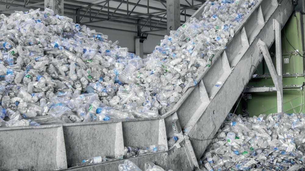 Empresas y entidades del sector petroquímico se unen para promover el reciclaje sustentable del plástico