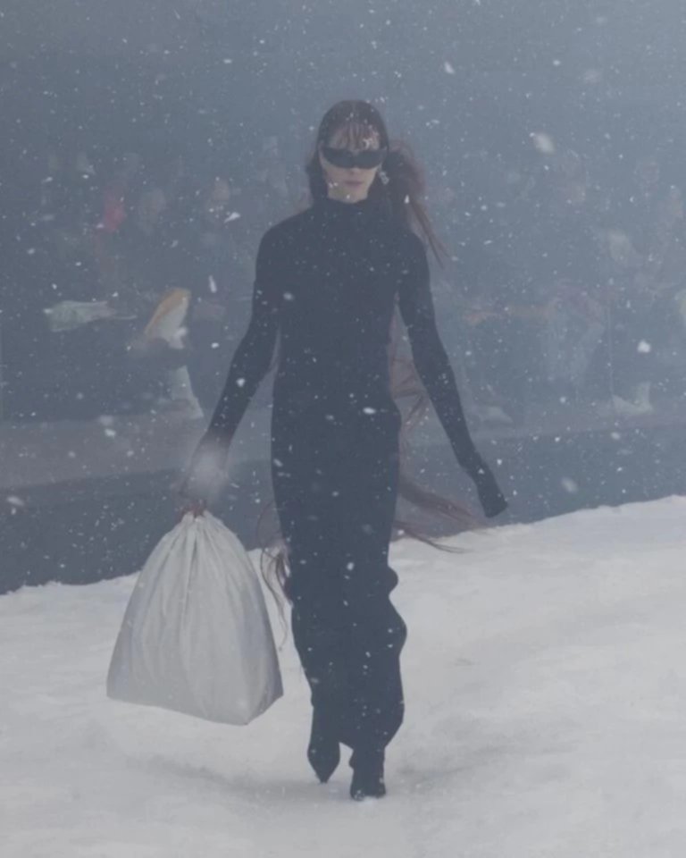 Balenciaga quiere vender una bolsa negra de basura por $1,790 dólares