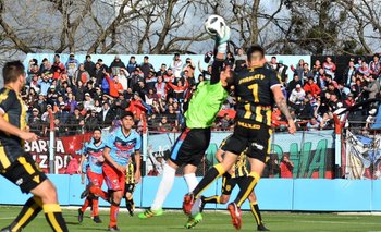 B Nacional: Olimpo perdiÃ³ en AdroguÃ© y sufriÃ³ la segunda derrota consecutiva