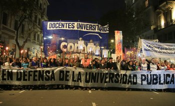 Los docentes realizan un paro de 48 horas en reclamo de un aumento salarial