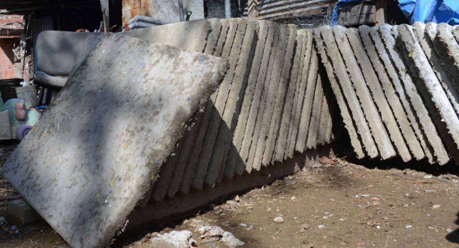 Quiere fabricar baldosas con plástico reciclado para ayudar a los más