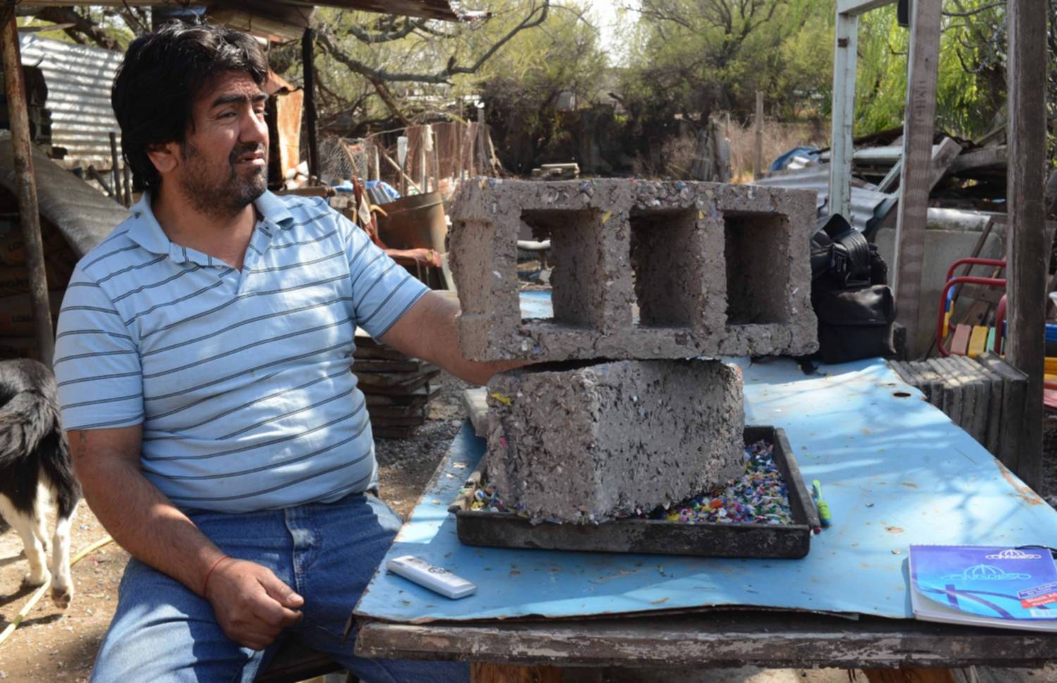 Quiere fabricar baldosas con plástico reciclado para ayudar a los más