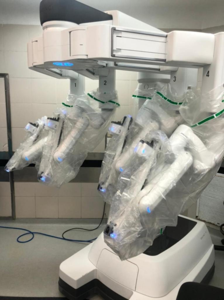 Gallo Cambio seda Un cirujano bahiense ya utiliza la robótica en intervenciones quirúrgicas -  La Nueva