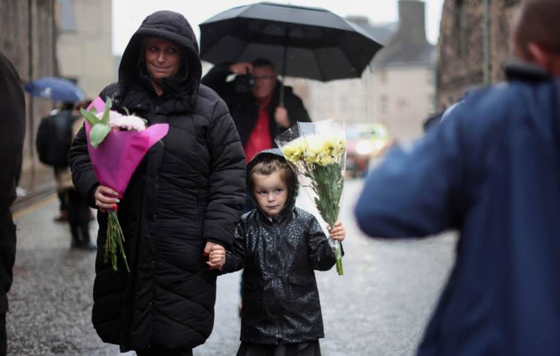 Miles de personas despiden a Isabel II cantando "Dios salve a la Reina"  bajo la lluvia - La Nueva