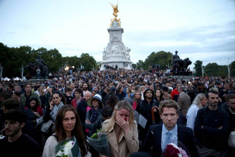 Miles de personas despiden a Isabel II cantando "Dios salve a la Reina"  bajo la lluvia - La Nueva