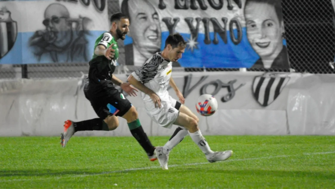 Con un polémico arbitraje, Liniers le ganó a Villa Mitre 2 a 0