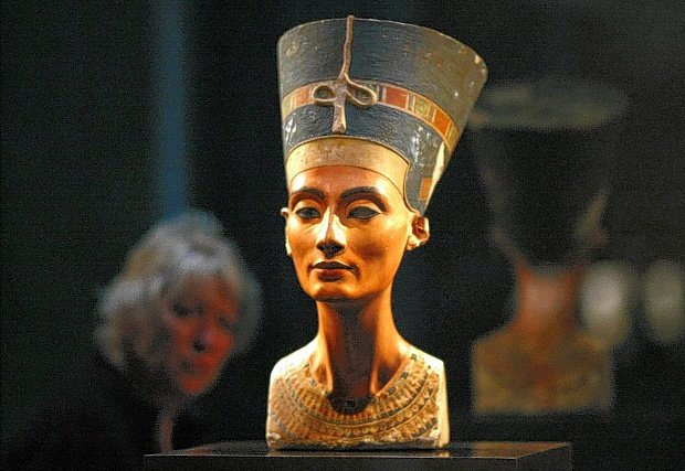 Yace la reina Nefertiti junto a la tumba de Tutankamón?
