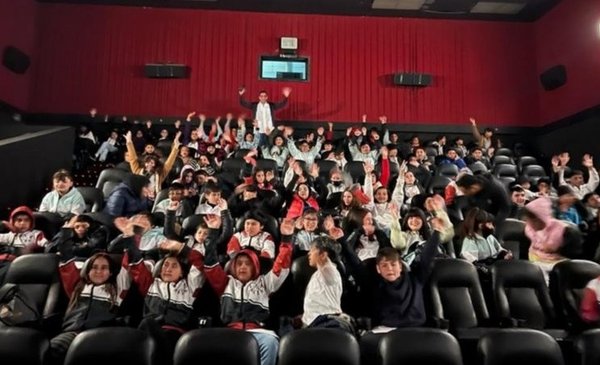 Schoolchildren at the cinema, the magic is still intact