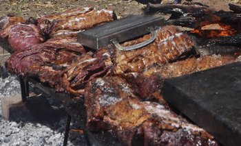 El asado criollo, amenazado por hamburguesas y patitas de pollo