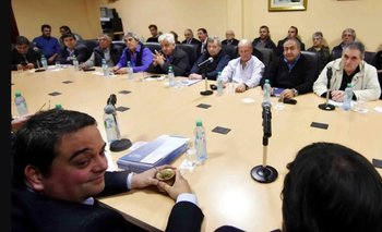 Para frenar el paro general, el Gobierno recibe a la CGT y empresarios
